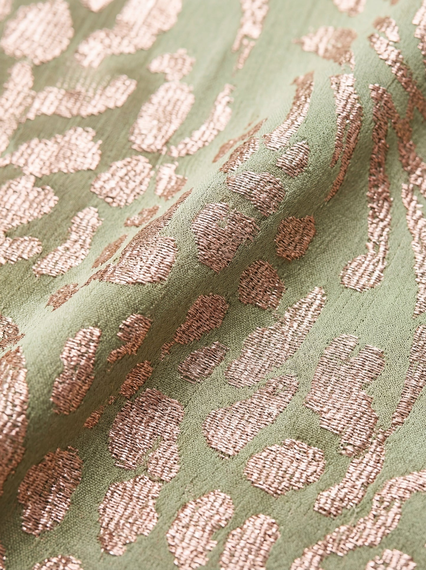 Figurformande midiklänning med knut fram och böljande fall