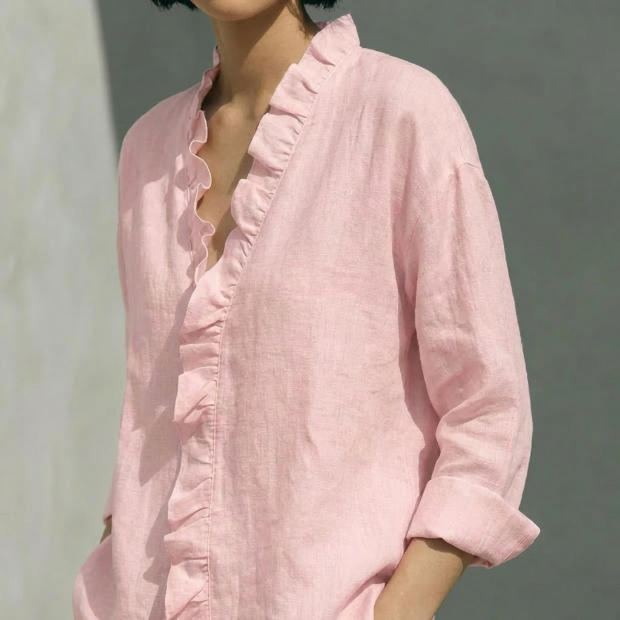 Chiara™ | Blusa con escote en V y volantes delicados
