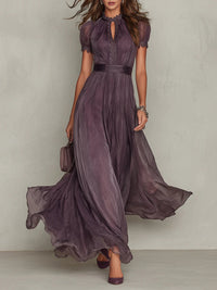 Flavia™ | Vestido largo morado con escote en forma de ojo de cerradura y ribete de encaje de gasa